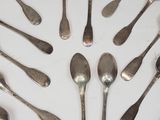 many spoons and spoon spoons arranged in a circle