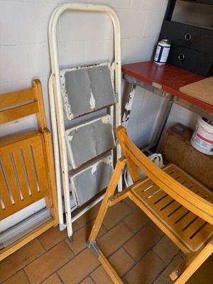 two folding chairs and a table in a room