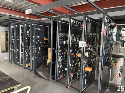 une pièce remplie d'appareils électroniques