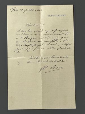 un gros plan d'un morceau de papier sur lequel on a écrit