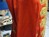 un mannequin vêtu d'un uniforme rouge dans un magasin