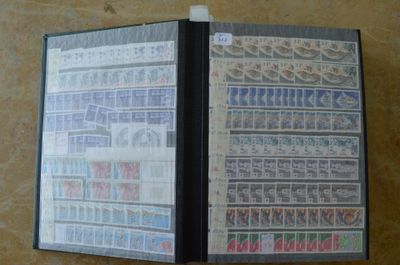 une photo d'une photo d'un livre avec des timbres