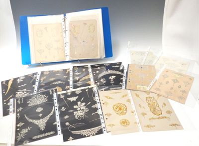 un lot de cartes posées sur une table