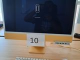 un ordinateur sur un bureau avec un clavier et une souris
