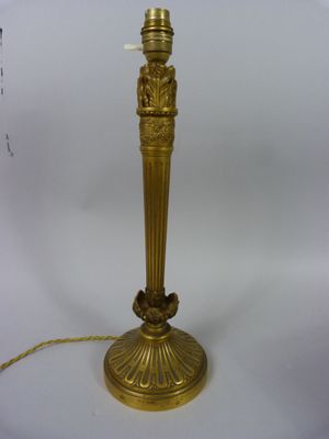 une lampe de table en laiton ancien surmontée d'un abat-jour blanc