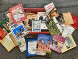 de nombreux livres qui sont rangés dans une boîte rouge