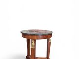 une table en bois avec un plateau en marbre sur fond blanc