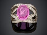 une bague en saphir rose et diamant