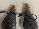 paire de lampes anciennes en verre noir avec accessoires en laiton