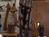 une statue posée sur une table dans une pièce