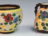 deux vases décorés de fleurs, placés côte à côte
