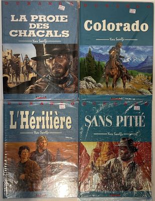 Quatre livres en espagnol sont posés sur une table devant un mur blanc.