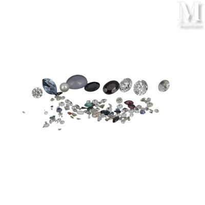 de nombreux types de pierres différents sur une surface blanche
