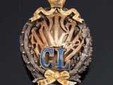 une image montrant un gros plan d'un insigne sur fond noir
