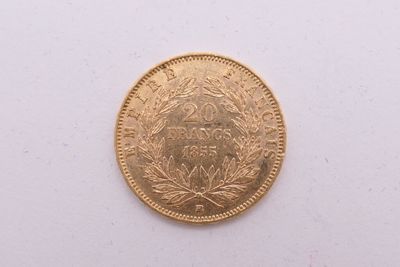 gros plan d'une pièce d'or sur une surface blanche