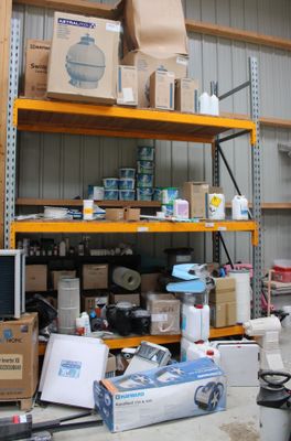 de nombreux cartons et boîtes sur les étagères du garage