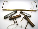 Plusieurs types d'outils sont disposés sur une surface blanche