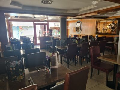 Entier mobiler du restaurant comprenant +/- : - dans la 1ère…