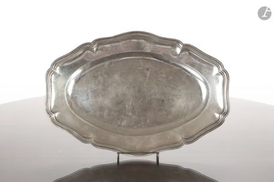 un plateau d'argent antique sur un support sur une surface blanche