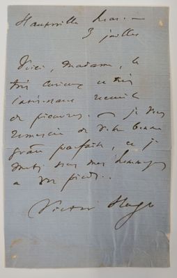 un gros plan d'un morceau de papier sur lequel on a écrit