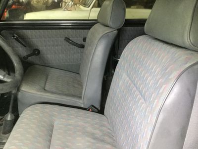 une photo de l'intérieur d'une voiture avec le siège conducteur relevé