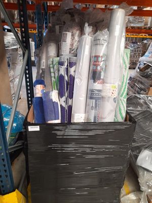 de nombreux rouleaux de papier d'emballage sur les rayons du magasin