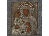 une icône en bois représentant la Vierge à l'Enfant Jésus