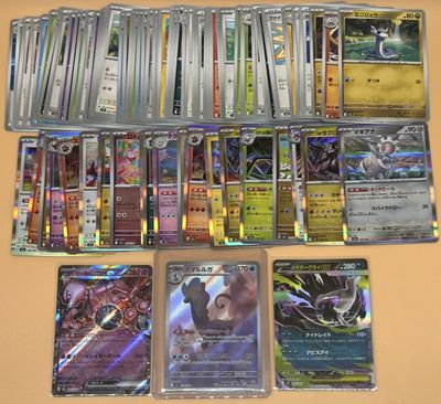 beaucoup de cartes pokemon sur la table