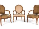 trois chaises anciennes avec des accoudoirs rembourrés et une assise rembourrée de couleur beige
