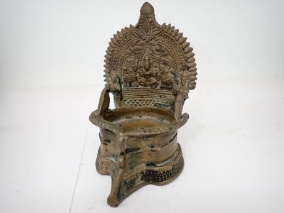statue d'un éléphant coiffé d'une couronne