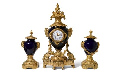 Garniture de cheminée composée d’une horloge en forme d’urne…
