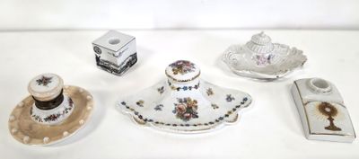 une table blanche sur laquelle sont disposés différents objets en porcelaine