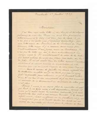 une lettre écrite à l'encre noire sur une feuille de papier