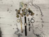 beaucoup de pièces de monnaie et une montre posées sur une table en marbre