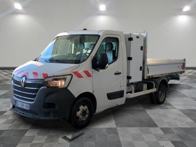 un camion blanc garé dans une pièce