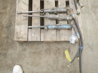une palette en bois sur laquelle sont posés tout un tas d'outils