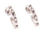 une paire de boucles d'oreilles en diamant sur fond blanc