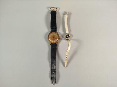 deux montres posées côte à côte sur une table
