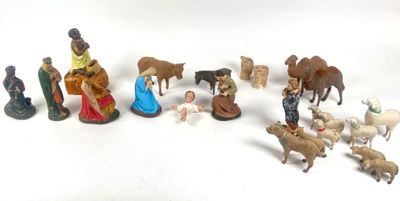 de nombreuses figurines représentant des personnes et des animaux sur un fond blanc