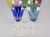 quatre verres à vin de couleurs différentes empilés les uns sur les autres