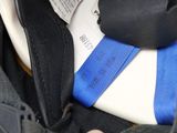 a person that is holding a cell phone in a bag
