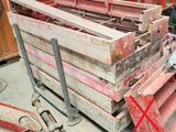 un tas de vieilles palettes en bois posées par terre