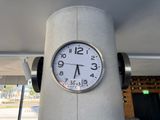 une horloge située sur le côté d'un immeuble