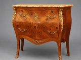 une commode ancienne avec un plateau en marbre