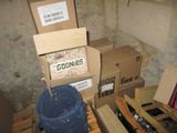 une pile de boîtes empilées les unes sur les autres