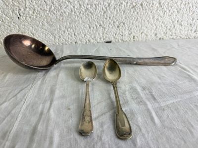 trois cuillères et deux cuillères posées sur une table