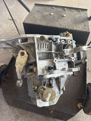 un petit moteur posé sur un chariot