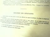 un gros plan d'un livre ouvert sur lequel figure l'image d'une horloge