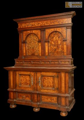 un vieux meuble en bois avec des sculptures et des gravures sur le dessus