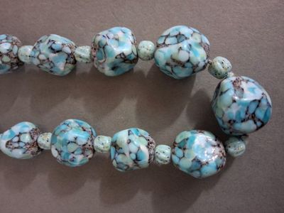 Collier en perles de pierres bleues, fermoir en métal argent…